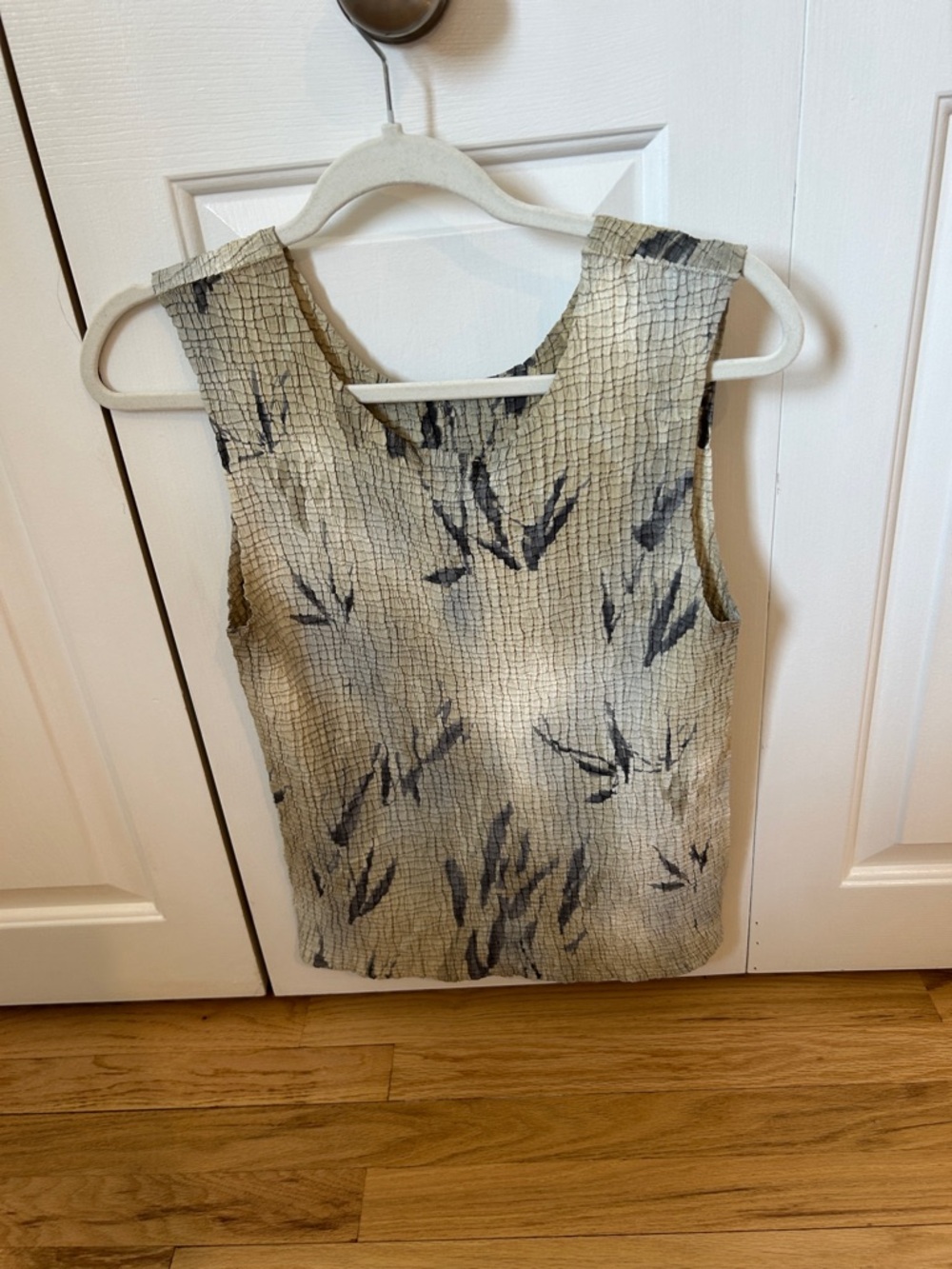 Armani Collezioni Beige & Black Sleeveless Crinkled Blouse